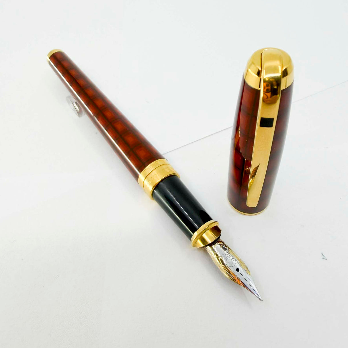 S.T. DuPont Orpheo Vertigo Laque de Chine Fountain Pen - Fine 18kt Gold Nib