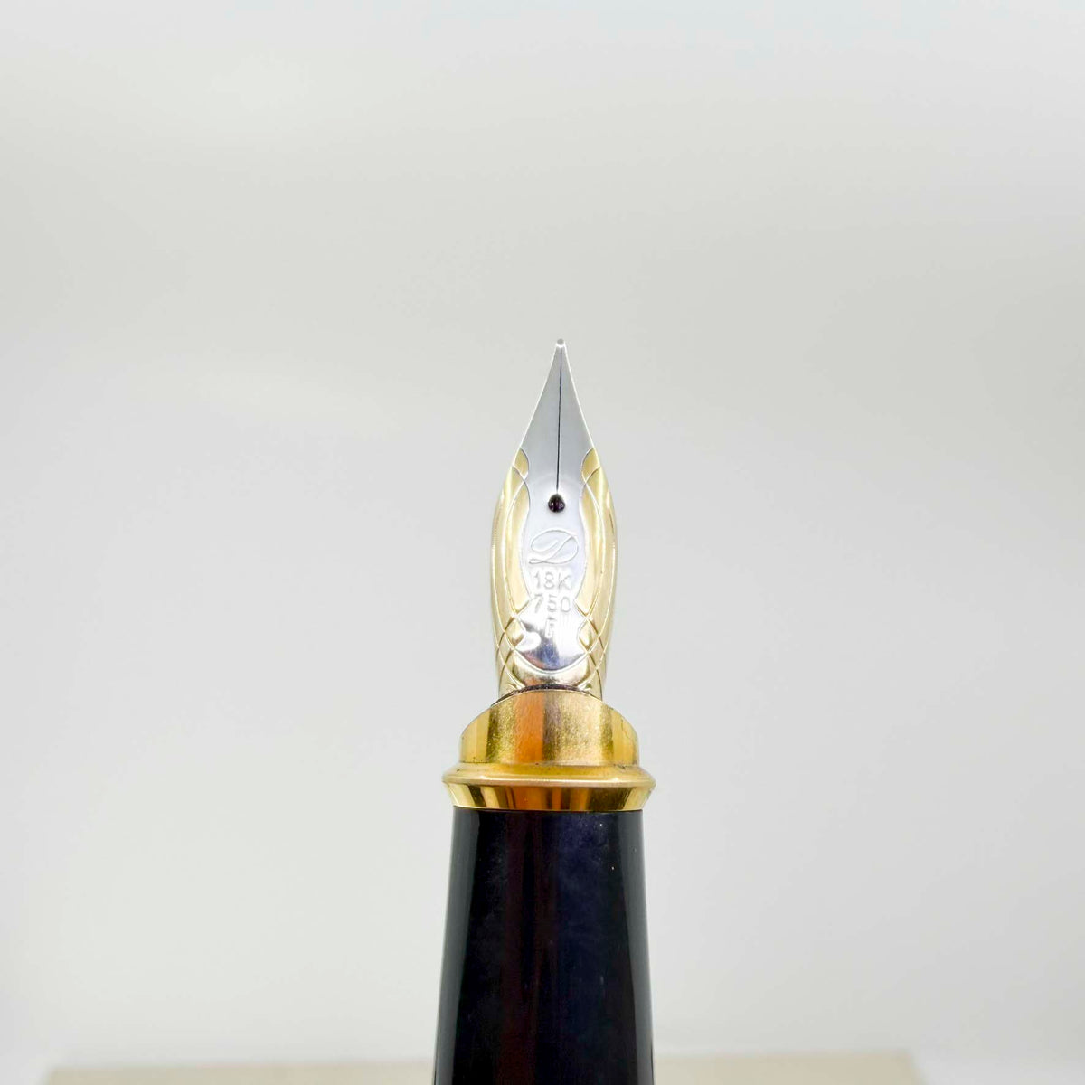 S.T. DuPont Orpheo Vertigo Laque de Chine Fountain Pen - Fine 18kt Gold Nib