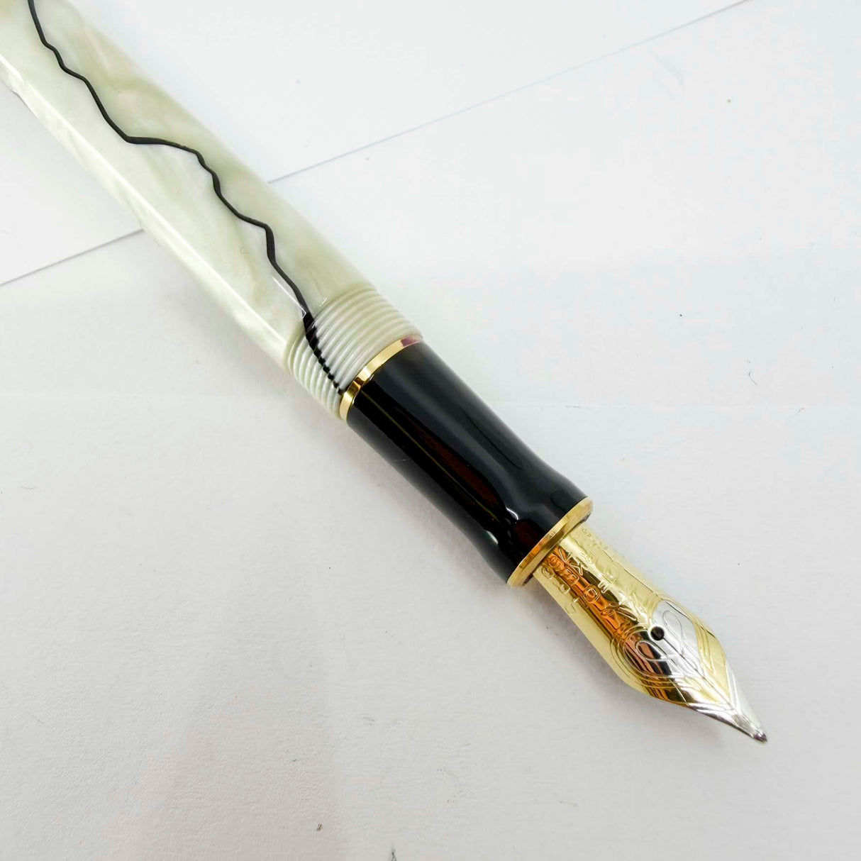 Parker Duofold International (Standard Size) Lustrous Pearl & Black Fountain Pen - Medium 18kt Gold Nib