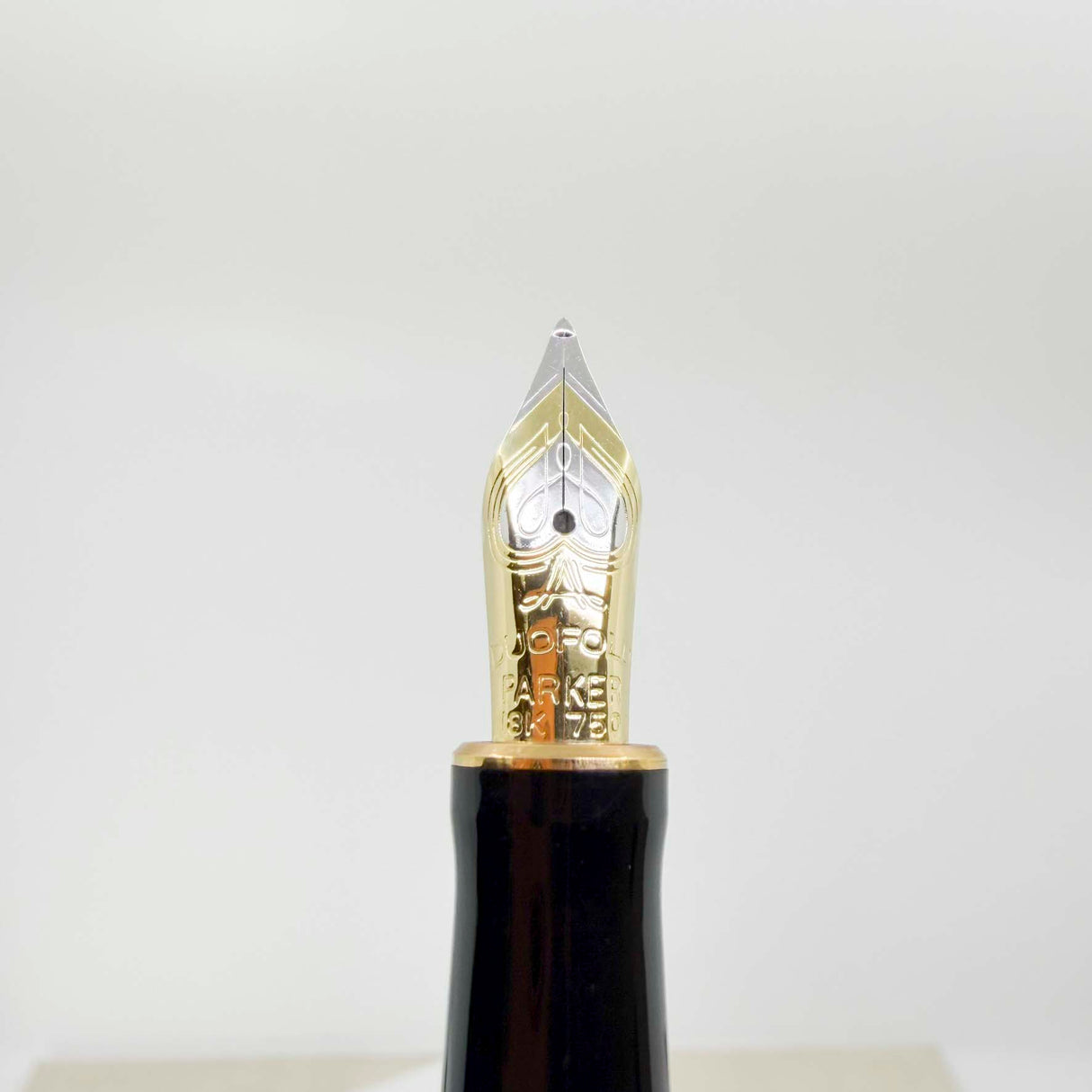 Parker Duofold International (Standard Size) Lustrous Pearl & Black Fountain Pen - Medium 18kt Gold Nib