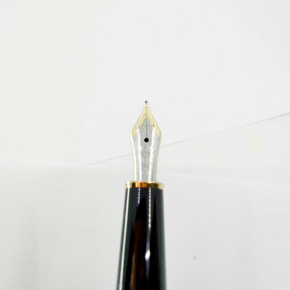 Montblanc Classique #144 Black Resin Fountain Pen - Medium 14kt Gold Nib