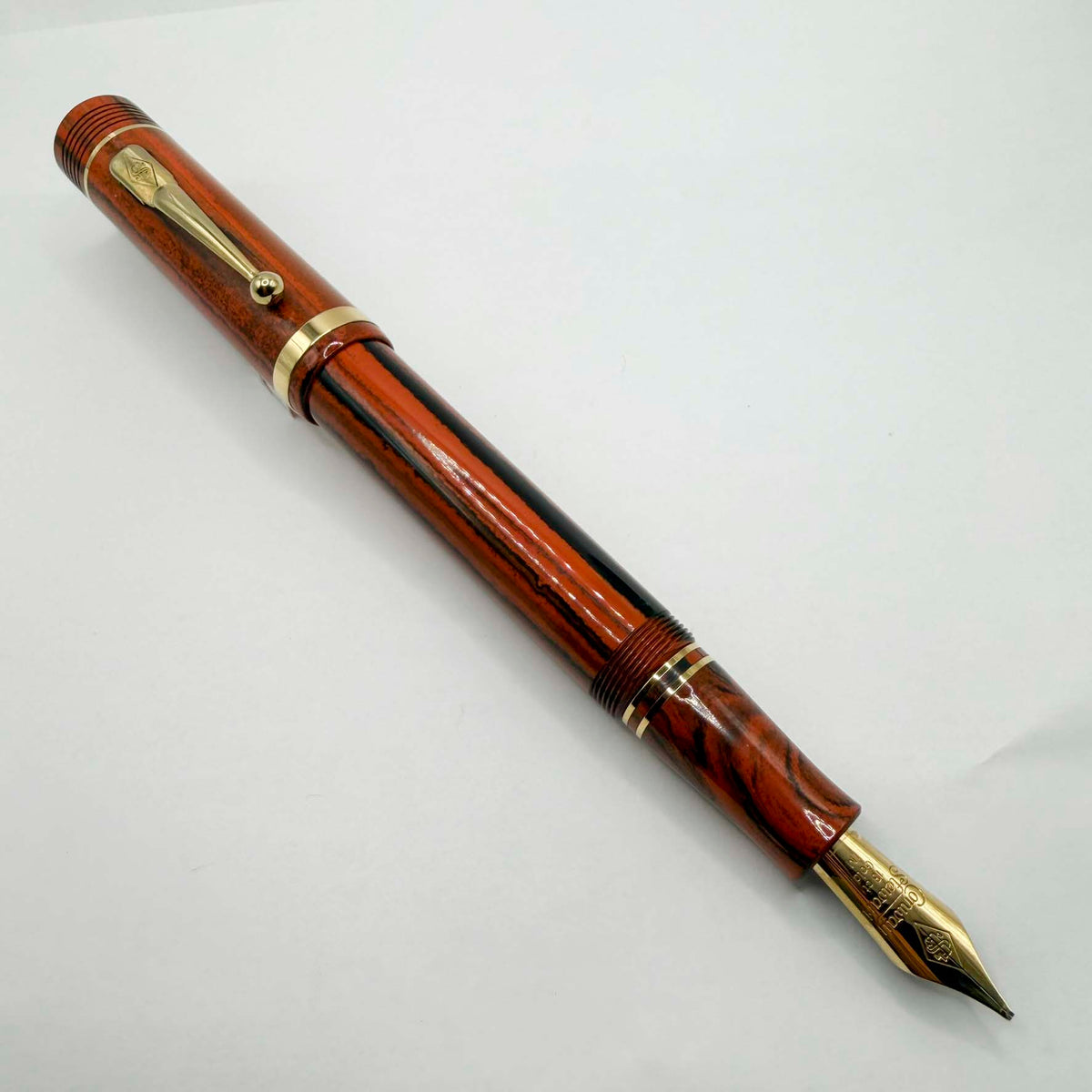Conway Stewart Winston Churchill Woodgrain Ebonite Fountain Pen - Medium Italic 18kt Gold Nib