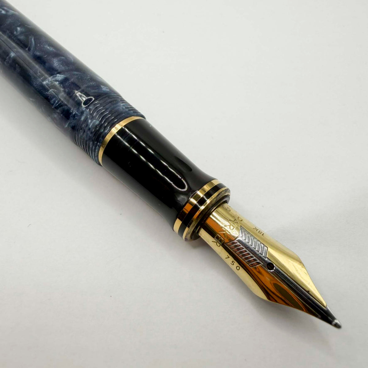 Parker Duofold Centennial (Largest) Marbled Blue Fountain Pen - Medium #83 18kt Gold Nib (Circa 1990)