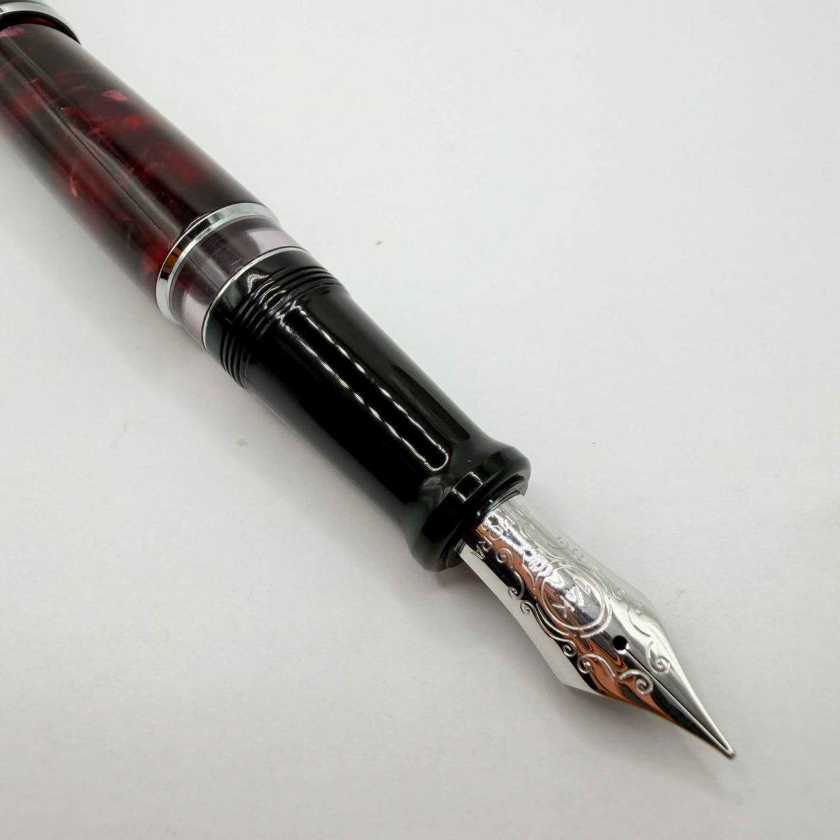 Aurora Optima Marbled Burgundy Auroloide Fountain Pen - Fine 14kt Gold Nib