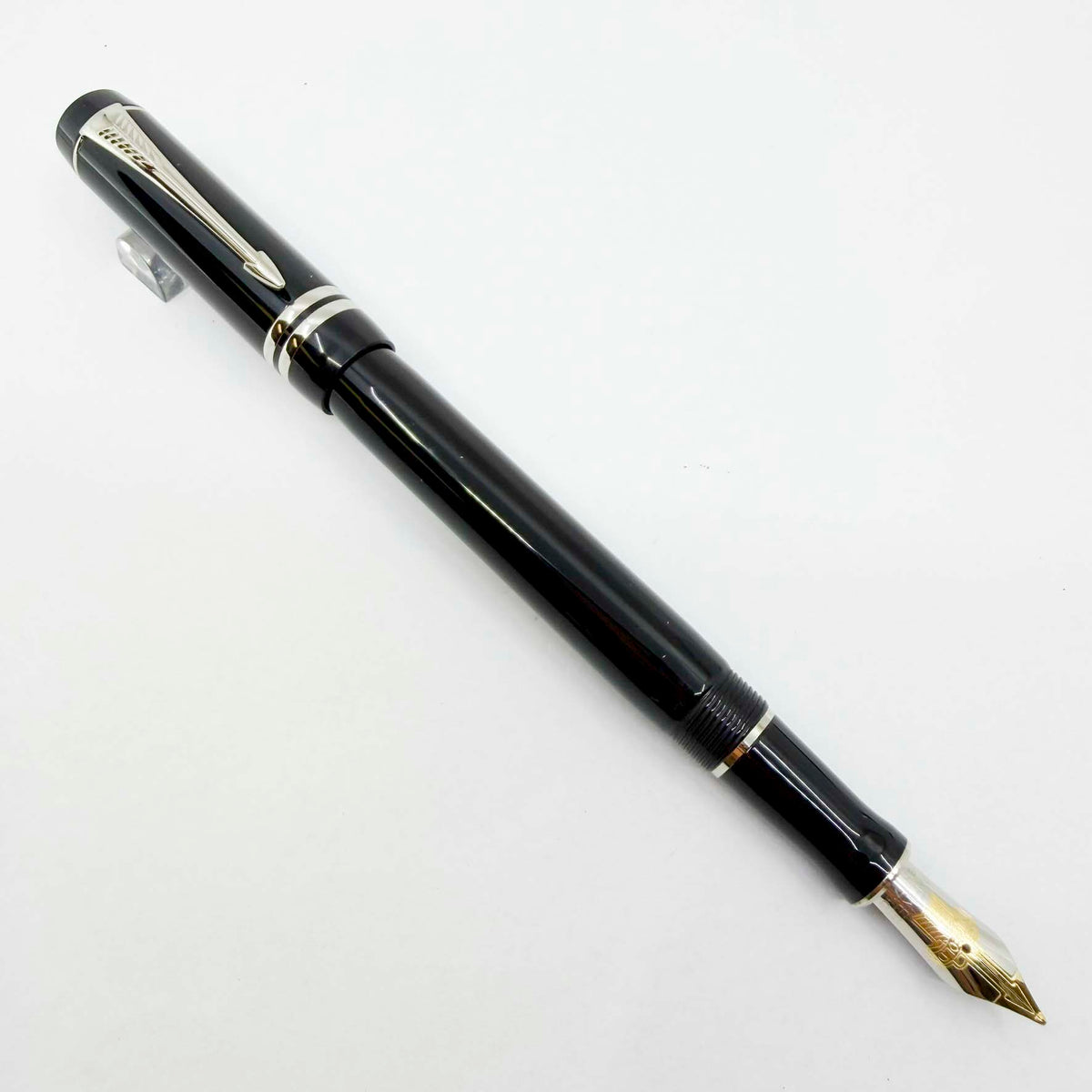 Parker Duofold International (Standard Size) Black/Platinum-Plated Trim Fountain Pen - Medium 18kt Gold Nib