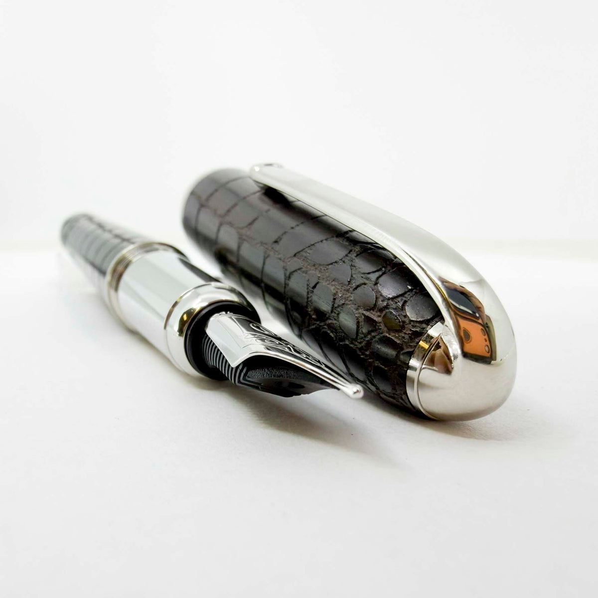 Cartier Louis Cartier Dandy Crocodile Scales Engraved Wood Body Limited Edition Fountain Pen - Medium 18kt Gold Nib