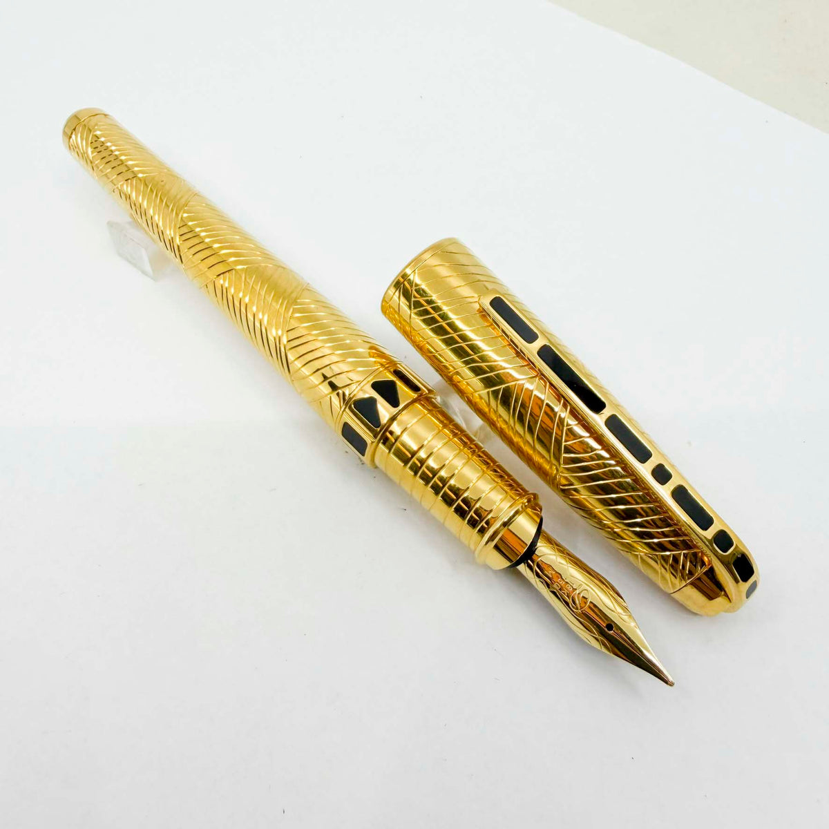 S.T. Dupont Afrika Limited Edition Fountain Pen - Circa 2000 - Medium 18kt Gold Nib
