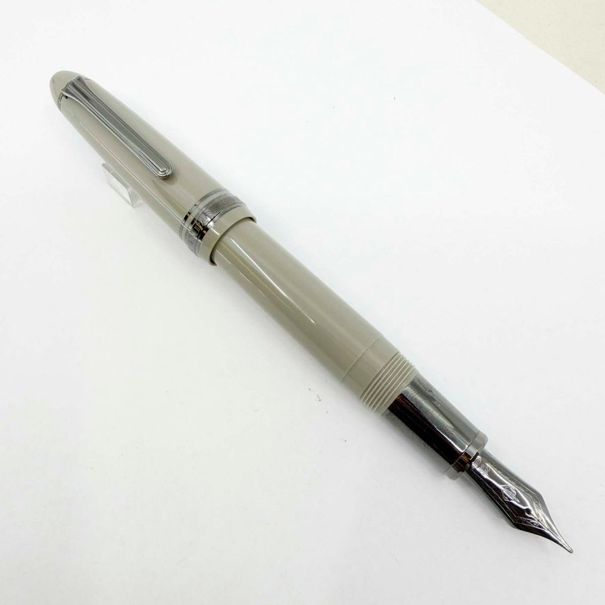 Sailor 1911 Large Special Edition Light Gray Themis Fountain Pen - Medium 21kt Gold Nib