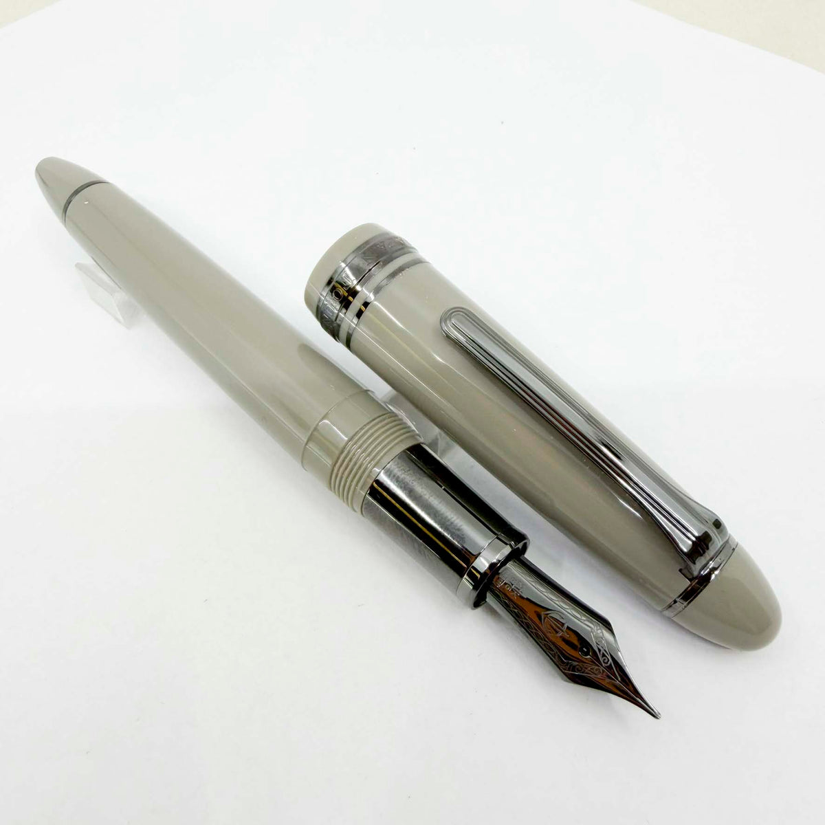 Sailor 1911 Large Special Edition Light Gray Themis Fountain Pen - Medium 21kt Gold Nib