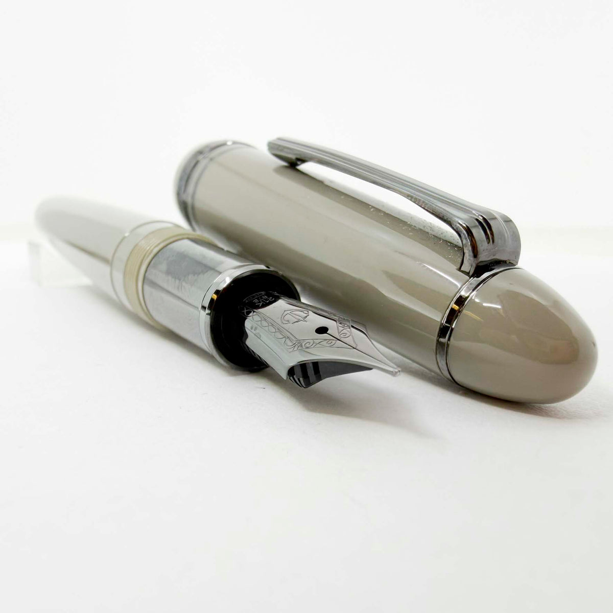 Sailor 1911 Large Special Edition Light Gray Themis Fountain Pen - Medium 21kt Gold Nib