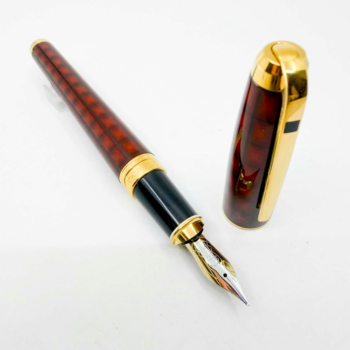 S.T. Dupont Orpheo Vertigo Largest Size Fountain Pen - Medium 18kt Gold Nib