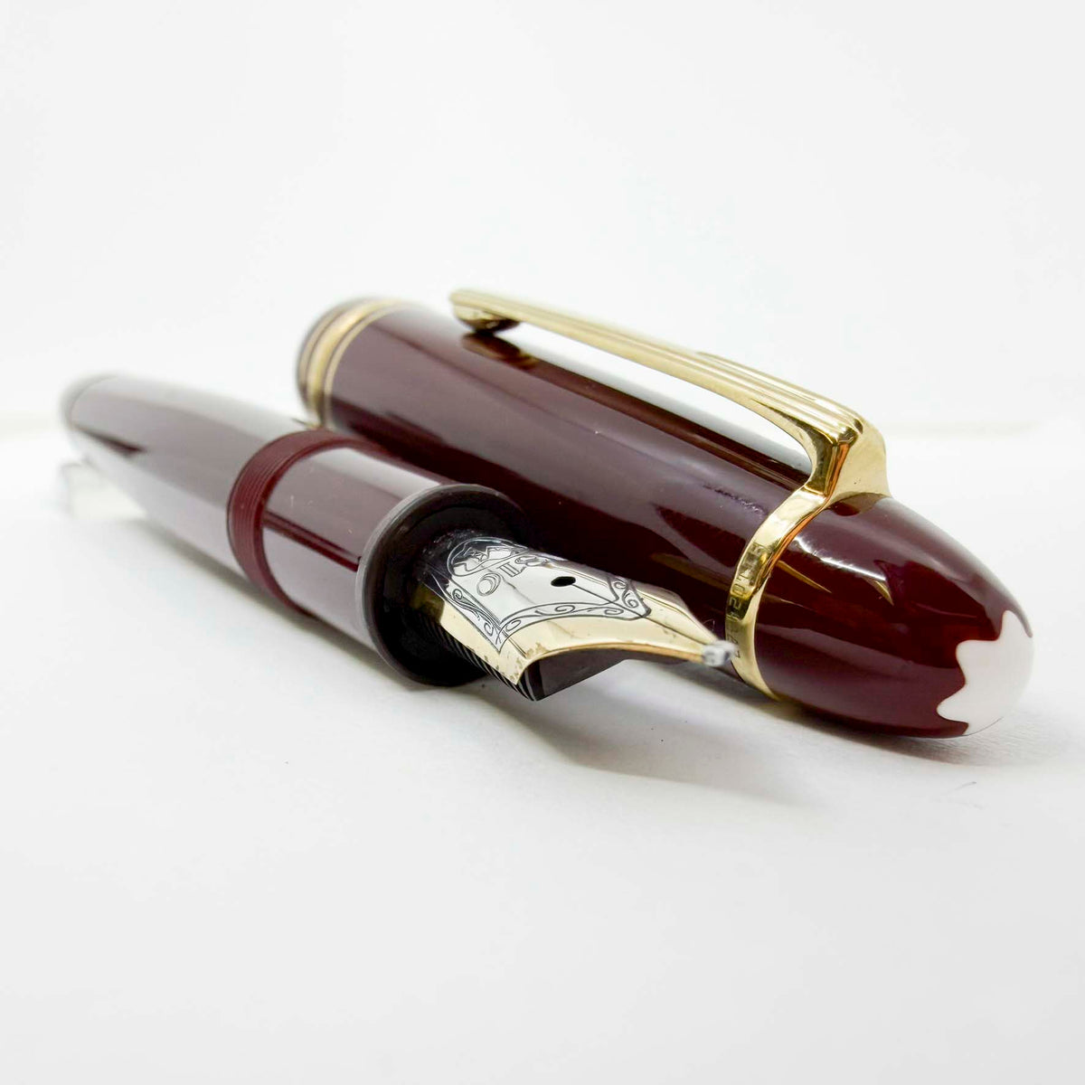 Montblanc Meisterstuck Bordeaux Resin #147 LeGrand Traveler Fountain Pen - Broad 14kt Gold Nib