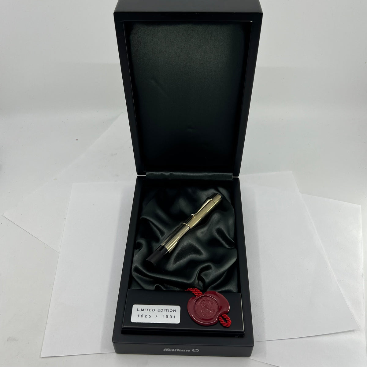 Pelikan "White Gold" (1931 Originals of their Time) Limited Edition Fountain Pen - Medium 18kt Gold Nib