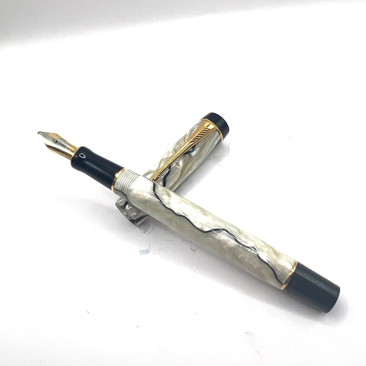 Parker International (Standard Size) Pearl & Black Duofold Fountain Pen  -  ITALIC BROAD 18kt Gold Nib
