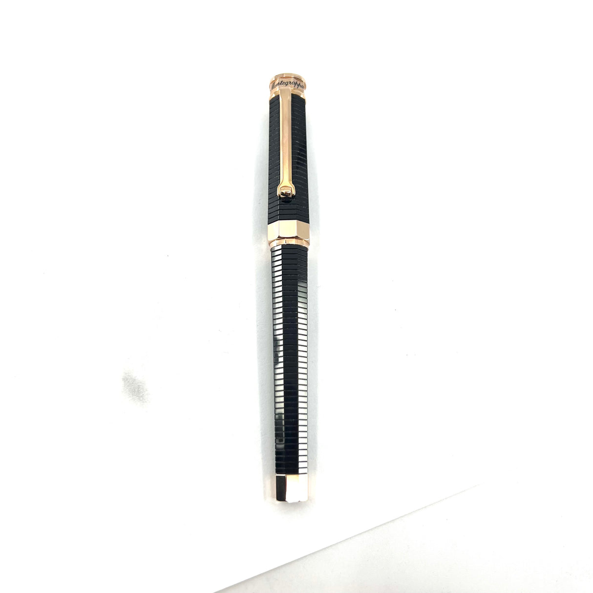 Montegrappa Nero Uno Linea Fountain Pen - Fine 18kt Gold Nib