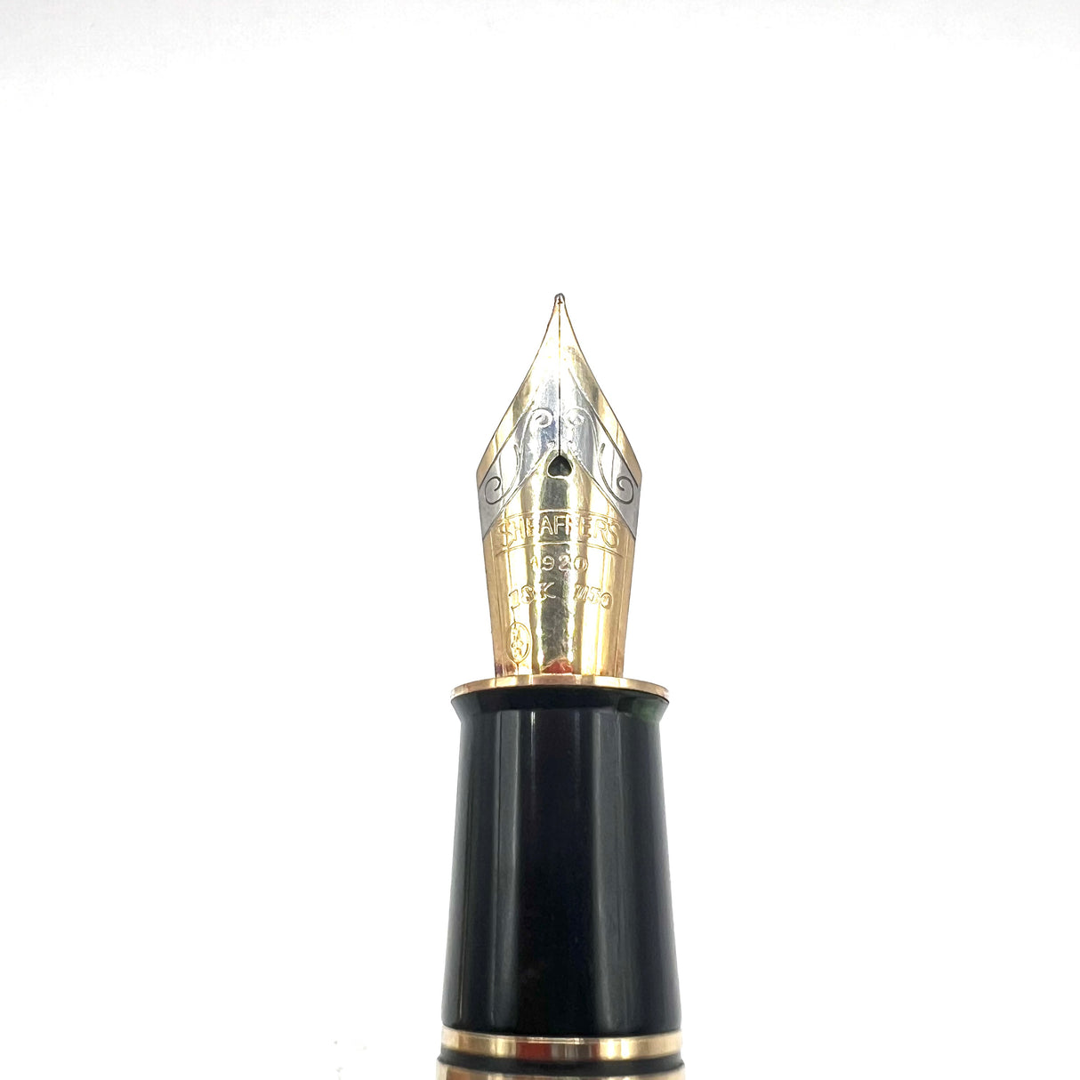 Sheaffer Grand Connaisseur Gold-Plated Vertical Line Pattern  Fountain Pen - Fine Two-Tone 18kt Gold Nib
