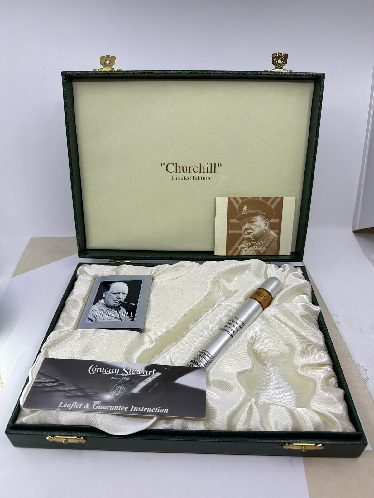 Conway Stewart Duro Heritage Etched Black Limited Edition Fountain Pen  - Fine 18kt Gold Nib