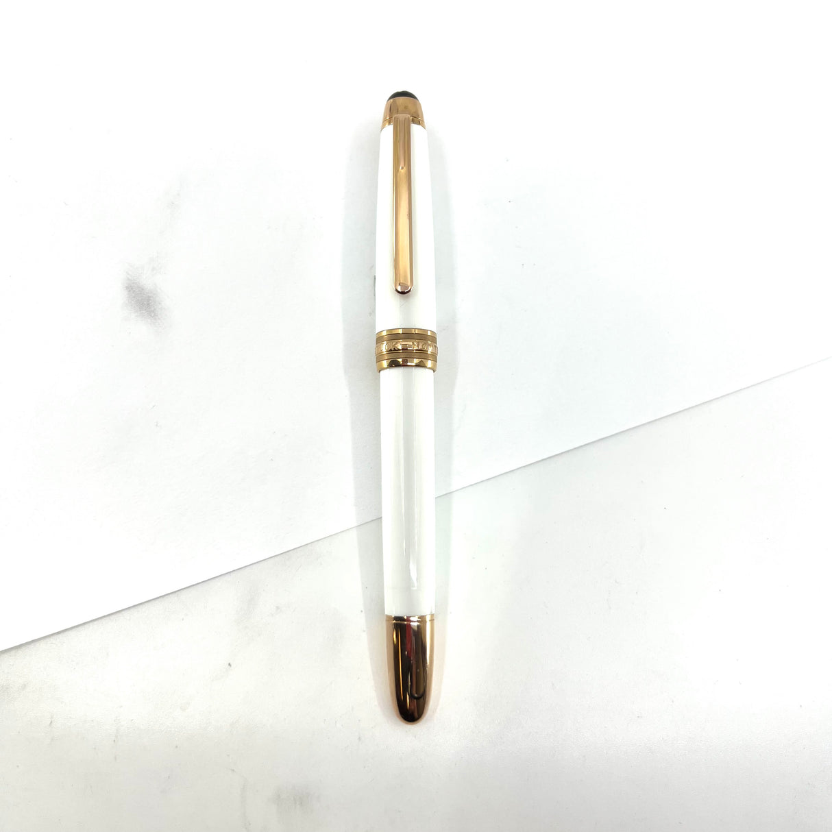 Montblanc Meisterstuck White Solitaire #145 Classique Fountain  Pen - Fine 18kt Gold Nib