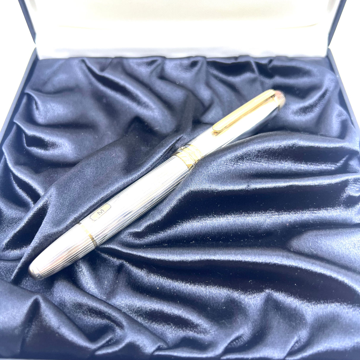 Montblanc LeGrand Solitaire #146 Sterling Silver Pinstriped Fountain Pen - Medium 18kt Gold Nib
