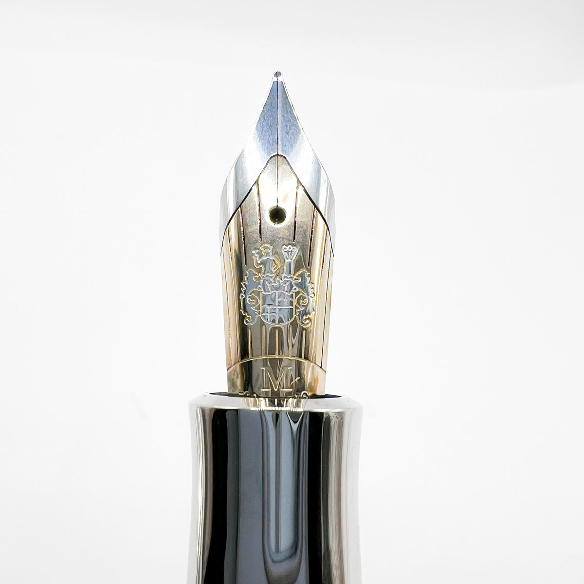 Graf von Faber-Castell "Amber" Pen of the Year 2004   -  Medium 18kt Gold Nib - Very Desirable!!