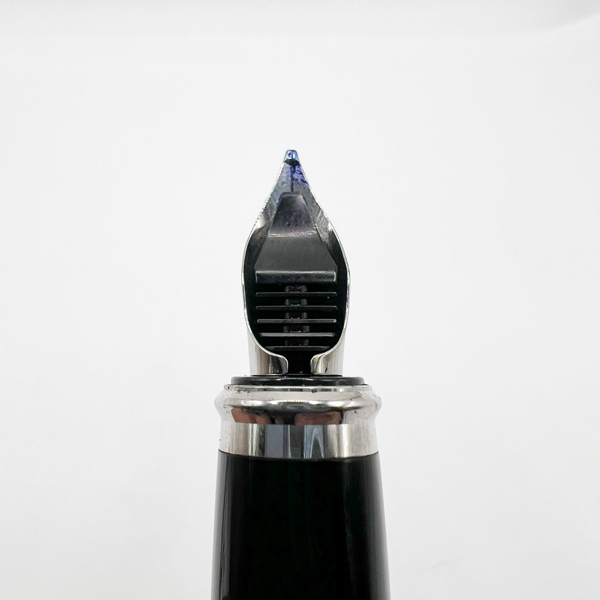S.T. Dupont Fidelio Fountain Pen - Medium 14kt Gold Nib