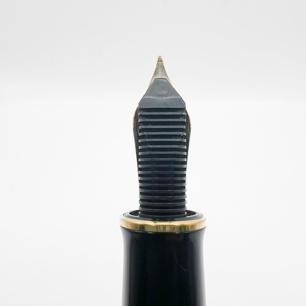 Pelikan M900 Toledo Gold Vermeil Fountain Pen - Fine 18C Gold Nib - 1990's