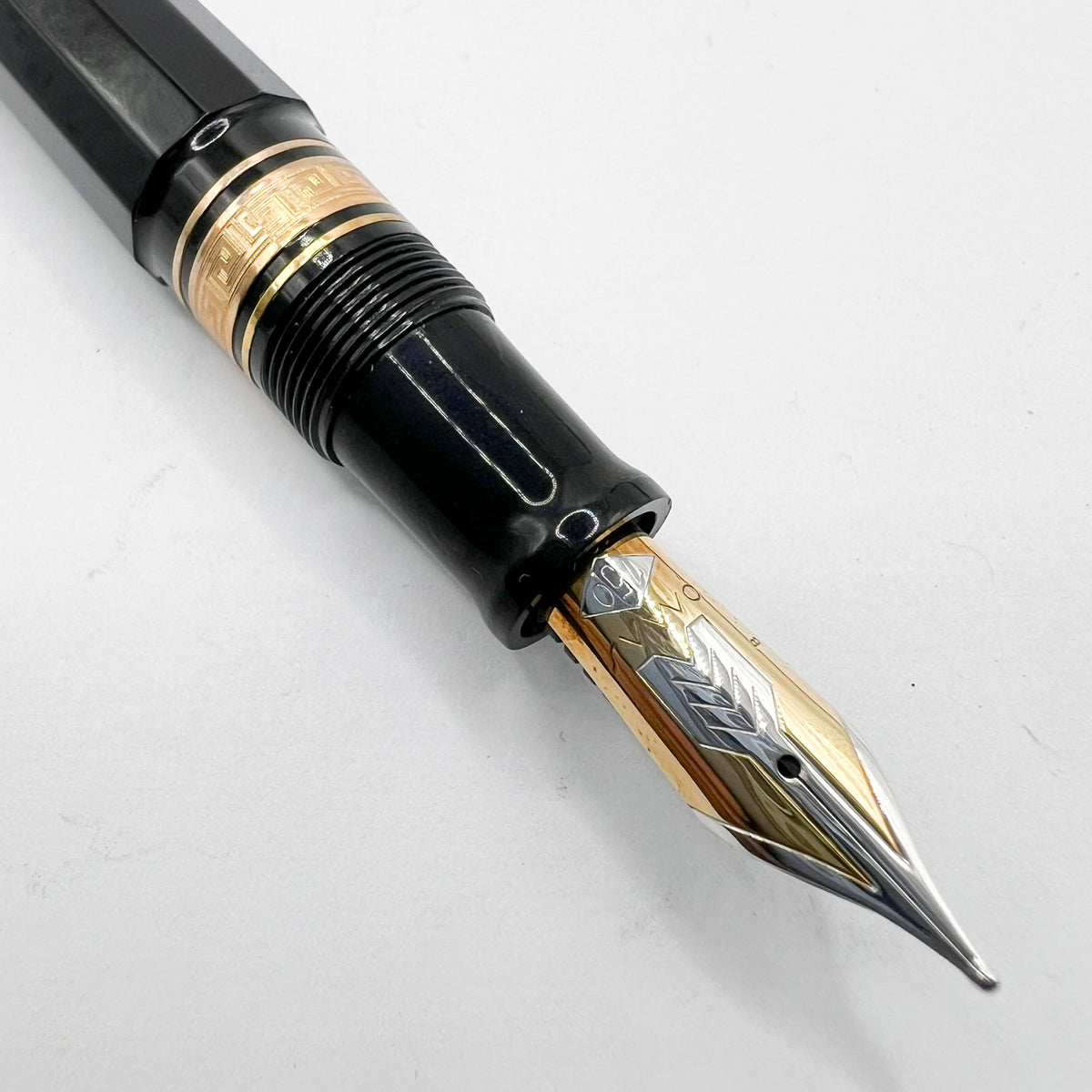 OMAS Arte Italiana Large Black Paragon Limited Edition Fountain Pen #101/300 (1990s) - Broad 18kt Gold Nib