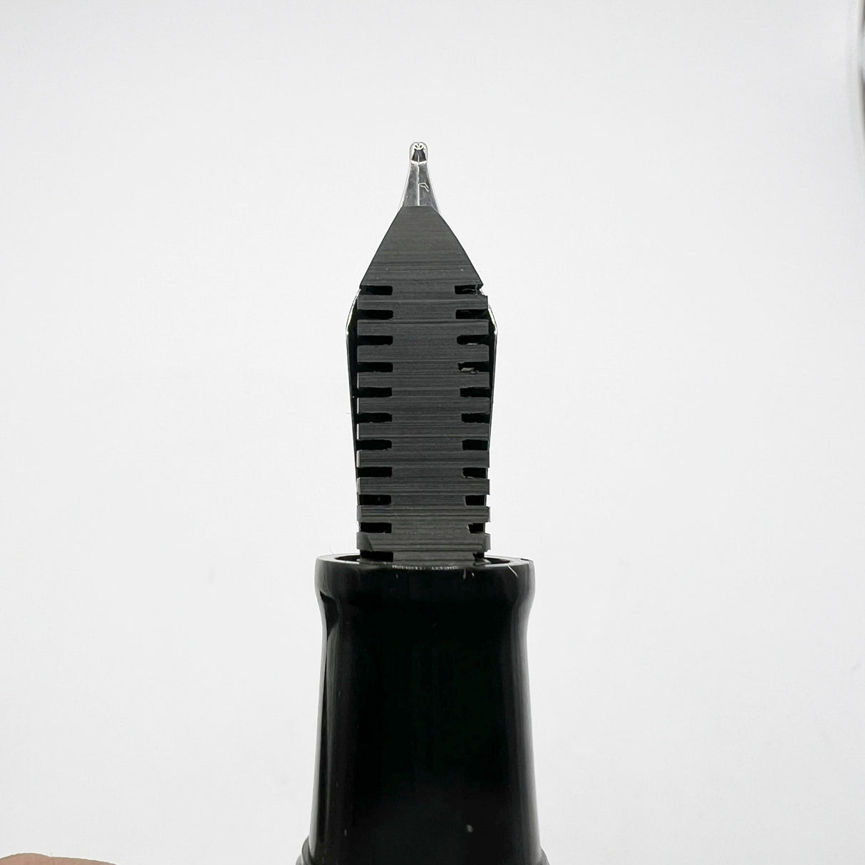 OMAS Arte Italiana Large Black Paragon Limited Edition Fountain Pen #101/300 (1990s) - Broad 18kt Gold Nib