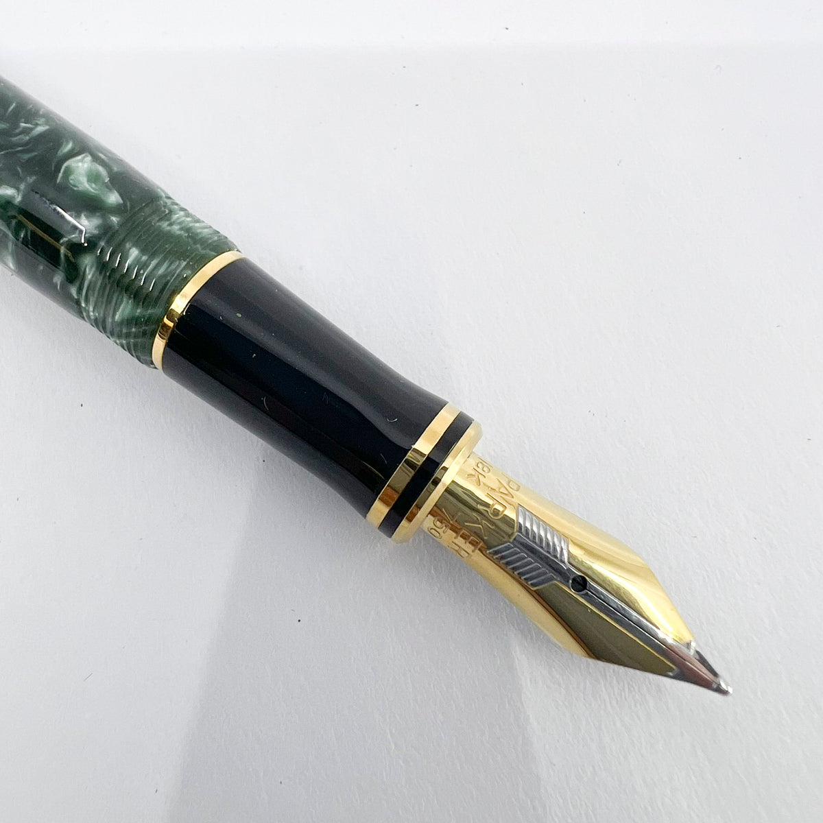 Parker International Green Marble Duofold Fountain Pen (Circa 1989) - Medium 18kt Gold Nib