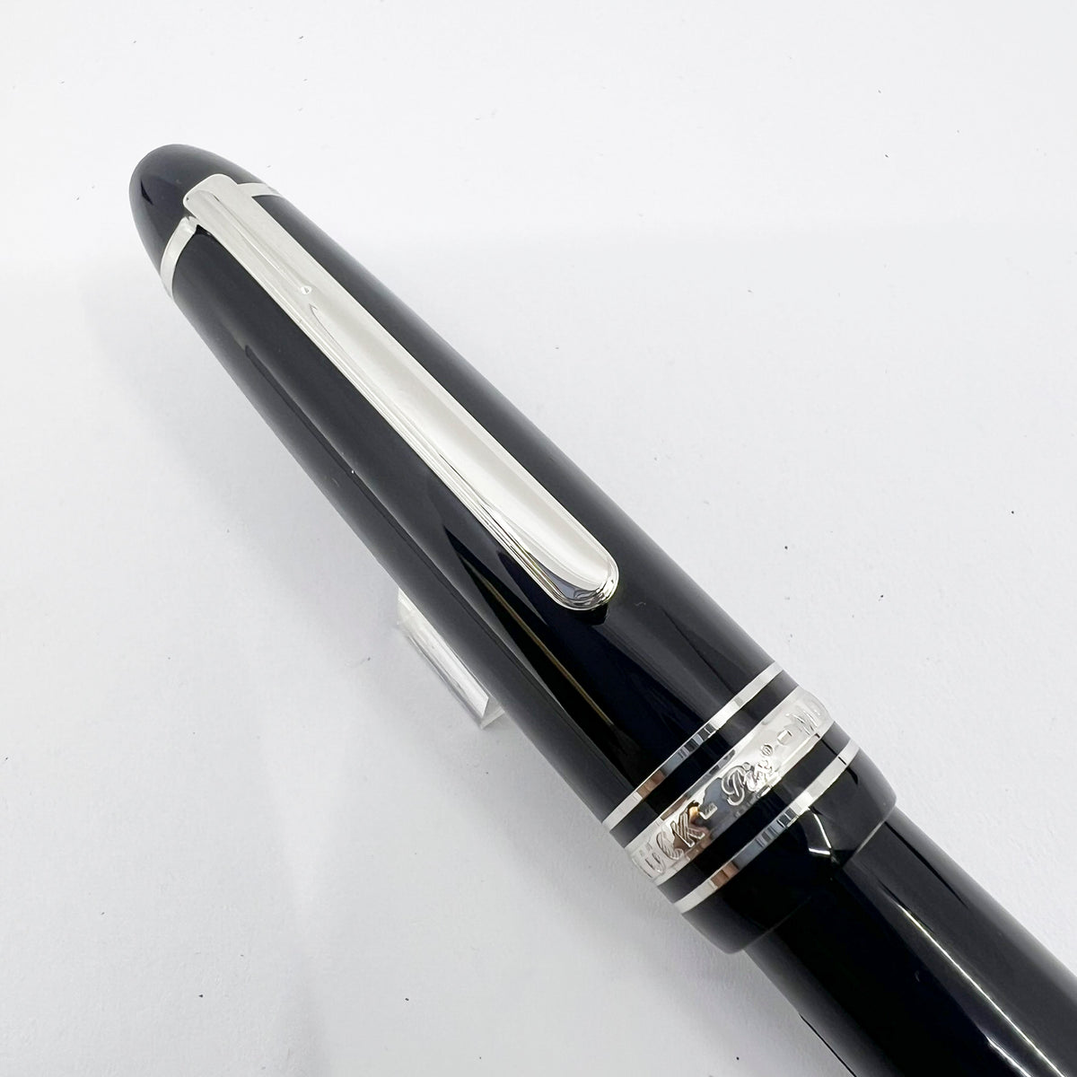 Montblanc #P146 LeGrand Meisterstuck Black Resin Fountain Pen/Platinum-Plated Trim - Fine 14kt Gold Nib