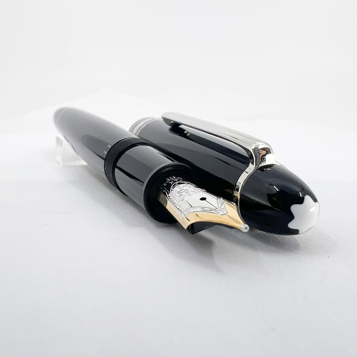 Montblanc #P146 LeGrand Meisterstuck Black Resin Fountain Pen/Platinum-Plated Trim - Fine 14kt Gold Nib