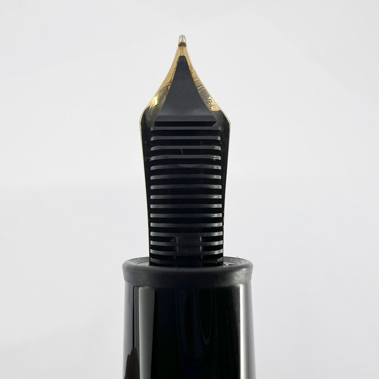 Montblanc #P146 LeGrand Meisterstuck Black Resin Fountain Pen/Platinum-Plated Trim - Fine 14kt Gold Nib
