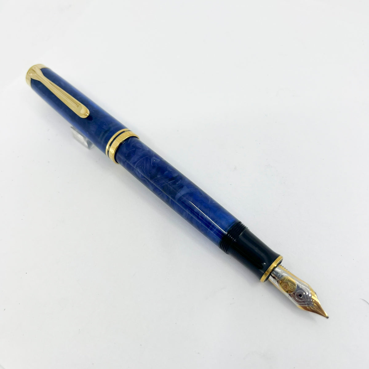 Pelikan Souveran M800 Marbled Blue O' Blue Fountain Pen - Medium 18kt Gold Nib