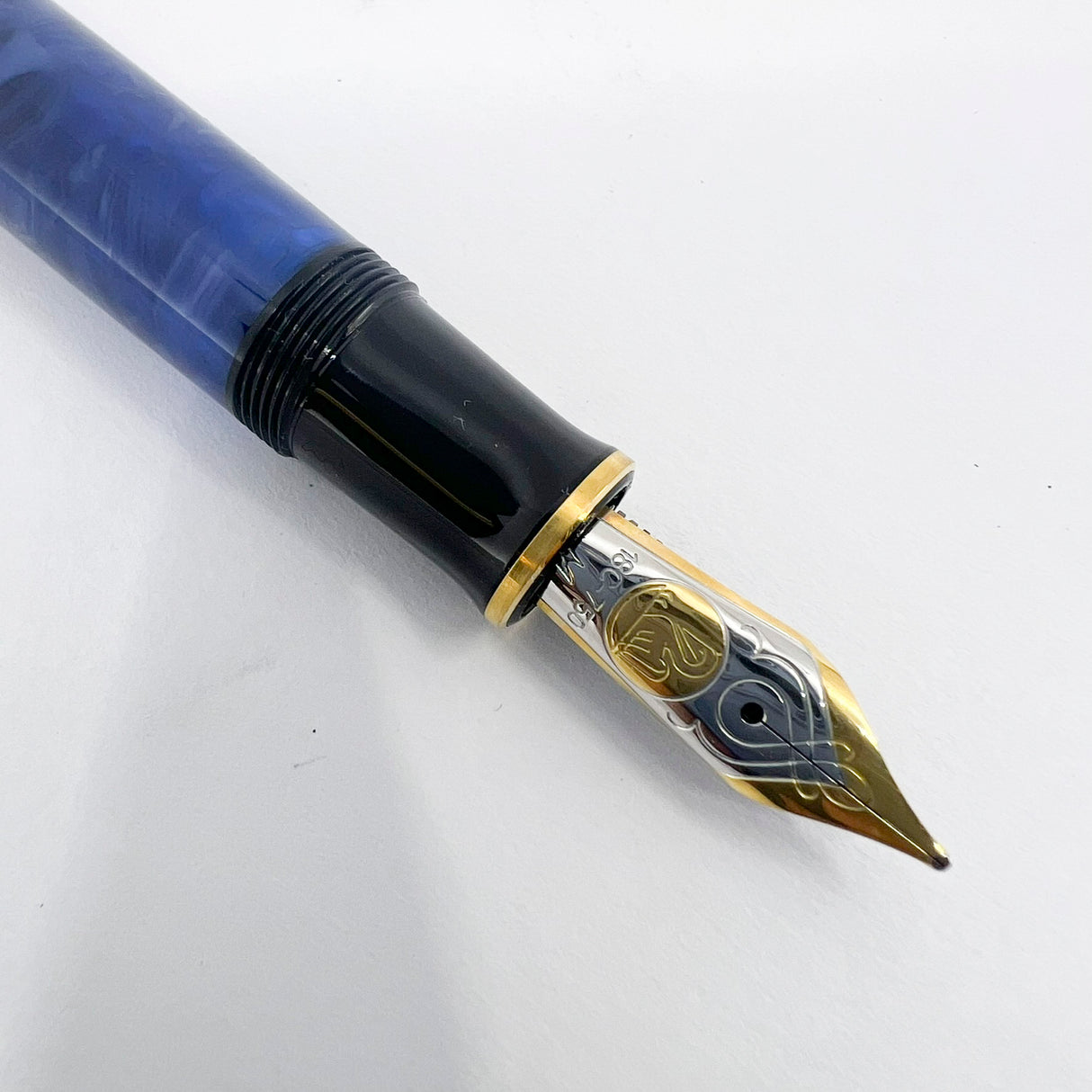 Pelikan Souveran M800 Marbled Blue O' Blue Fountain Pen - Medium 18kt Gold Nib