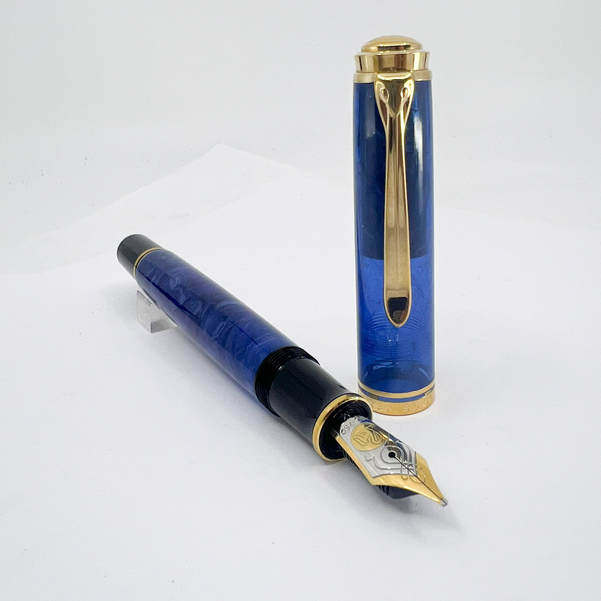 Pelikan Souveran M800 Marbled Blue O' Blue Fountain Pen - Medium 18kt Gold Nib