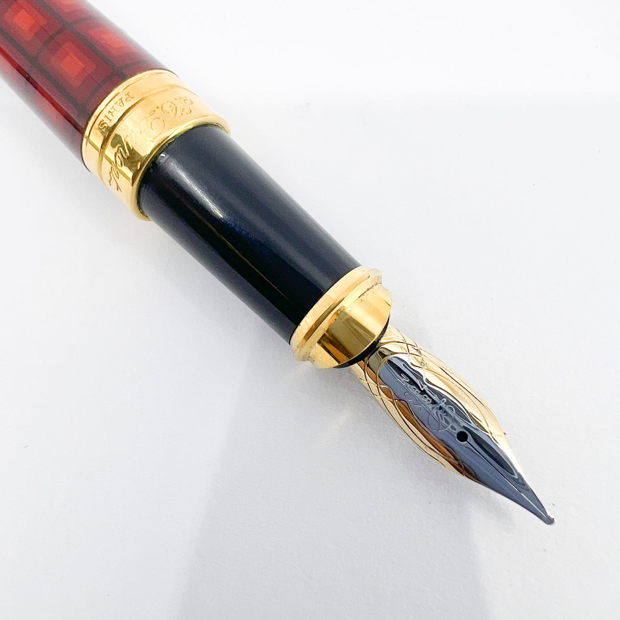 S.T. DuPont Orpheo Vertigo  Laque de Chine Fountain Pen - Medium 18kt Gold Nib