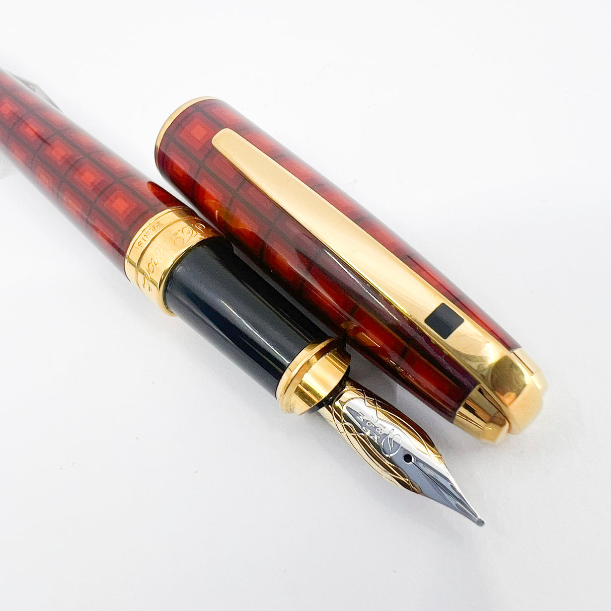 S.T. DuPont Orpheo Vertigo  Laque de Chine Fountain Pen - Medium 18kt Gold Nib