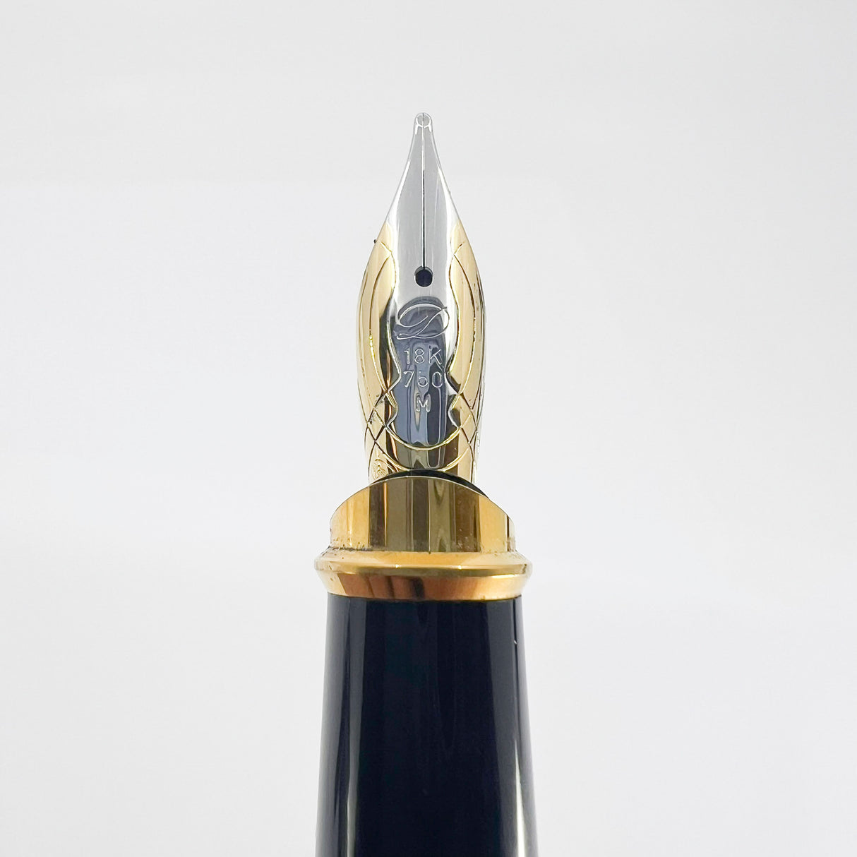 S.T. DuPont Orpheo Vertigo  Laque de Chine Fountain Pen - Medium 18kt Gold Nib