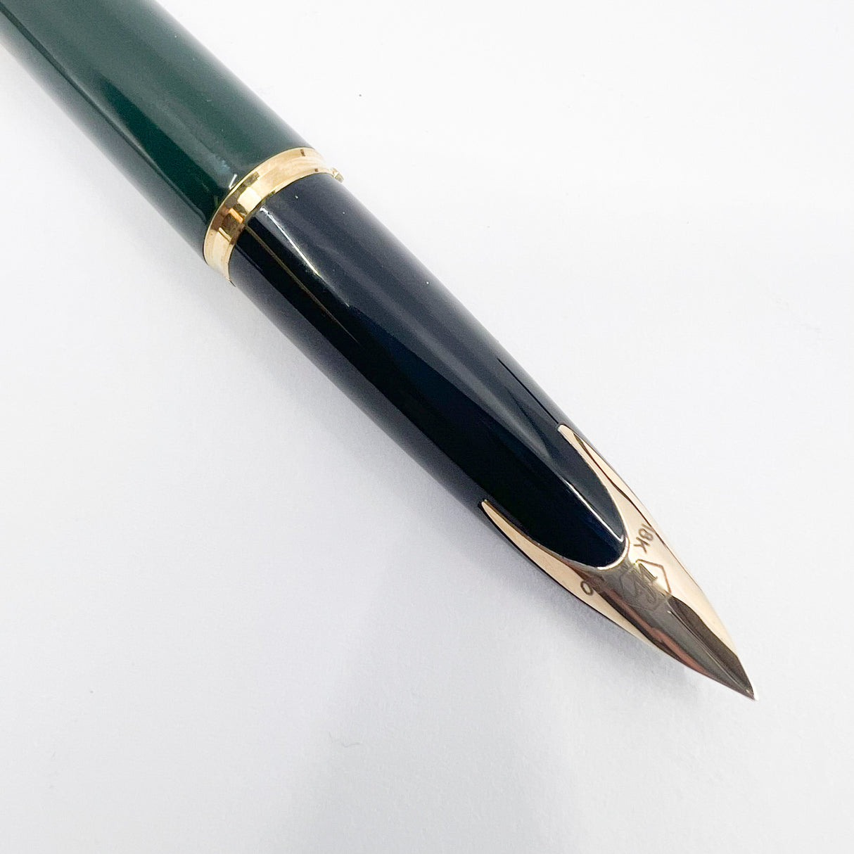 Waterman Carene Deluxe Green Barrel/Gold-Plated Fluted Cap Fountain Pen - Fine 18kt Gold Nib