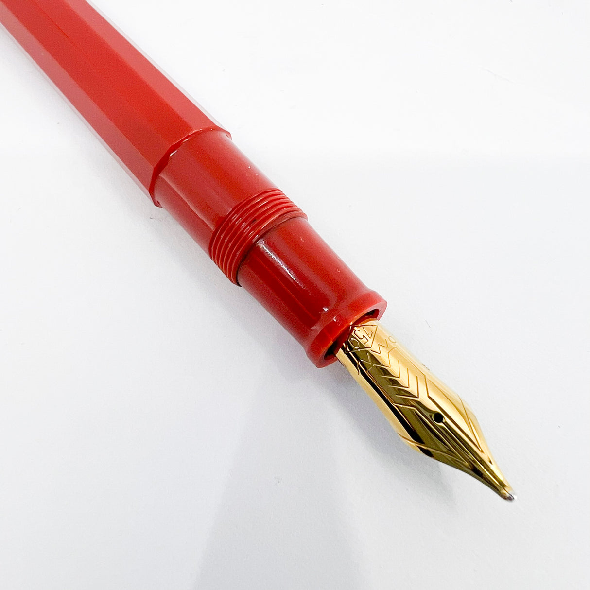 OMAS for  Armando Simoni Club/1990's -   Milord Paragon Coral Fountain Pen - Oblique  Broad 18kt Gold Nib