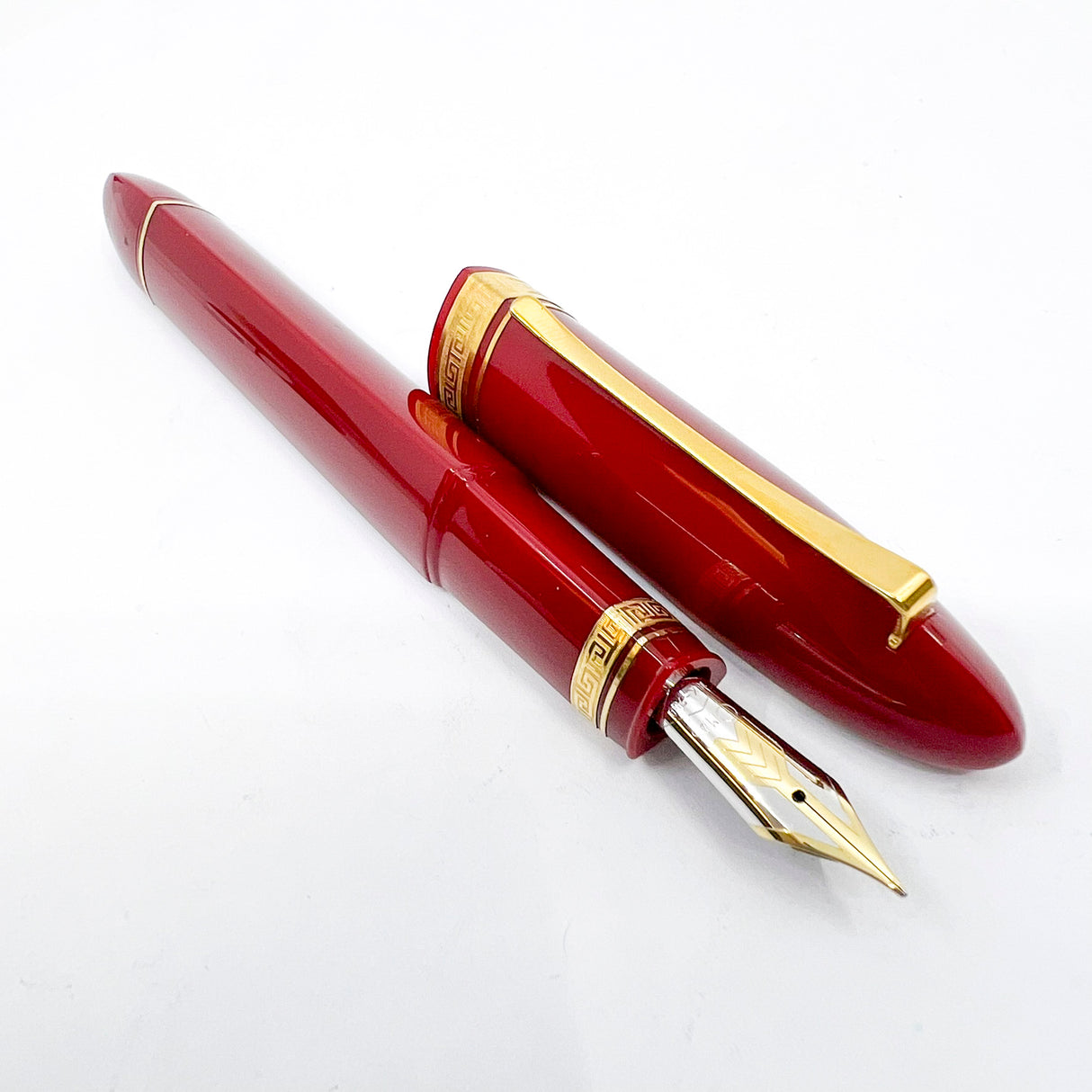 OMAS #360 Triangular Body Burgundy Fountain Pen - Medium 18kt Gold Nib