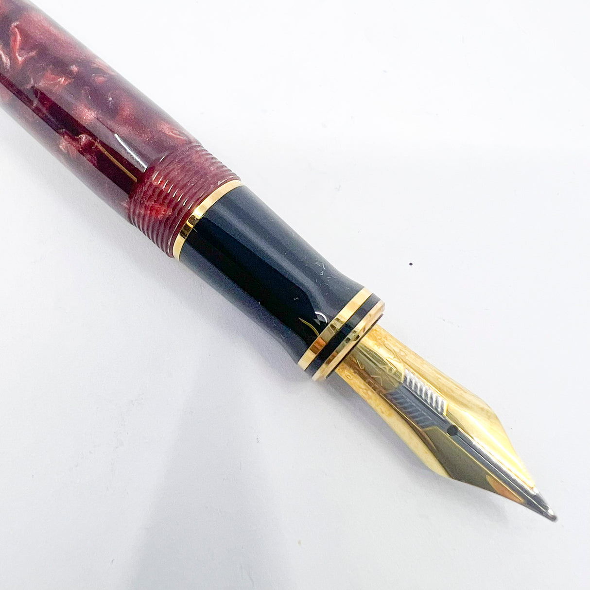 Parker Centennial (Largest Size) Marbled Maroon Duofold Fountain Pen (Circa 1990) - Medium 18kt Gold Nib