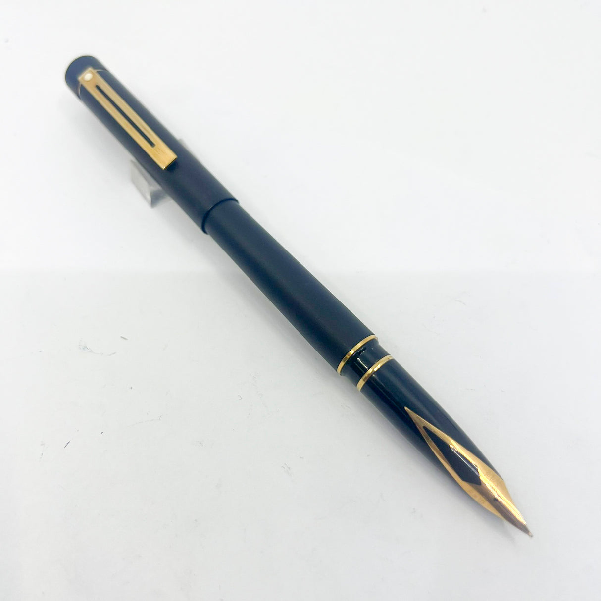 Sheaffer Full Size Targa Matte Black Fountain Pen - Medium 14kt Gold Nib