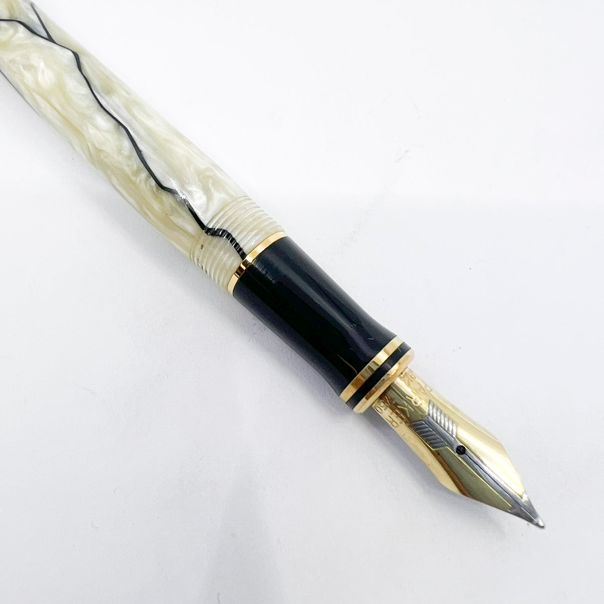 Parker Duofold International (Standard Size) Pearl & Black Fountain Pen  - Medium 18kt Gold Nib