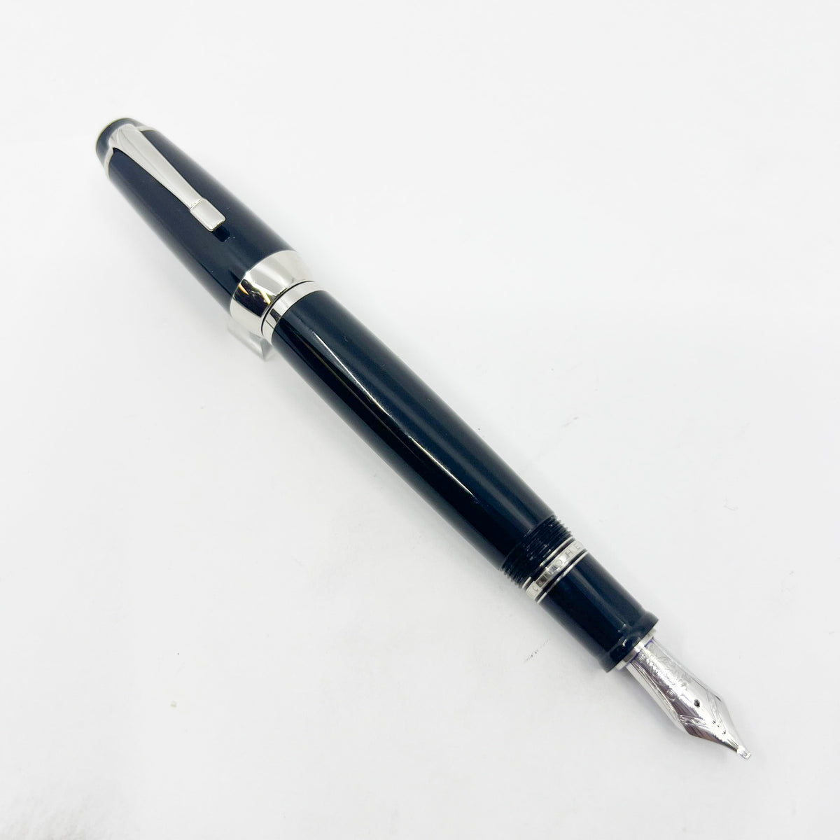 Montblanc Extra Large Boheme Retractable Fountain Pen  - Stoneless Model - RARE - Made for a Short Period Circa 2002 - Stub-like Broad 18kt Gold Nib