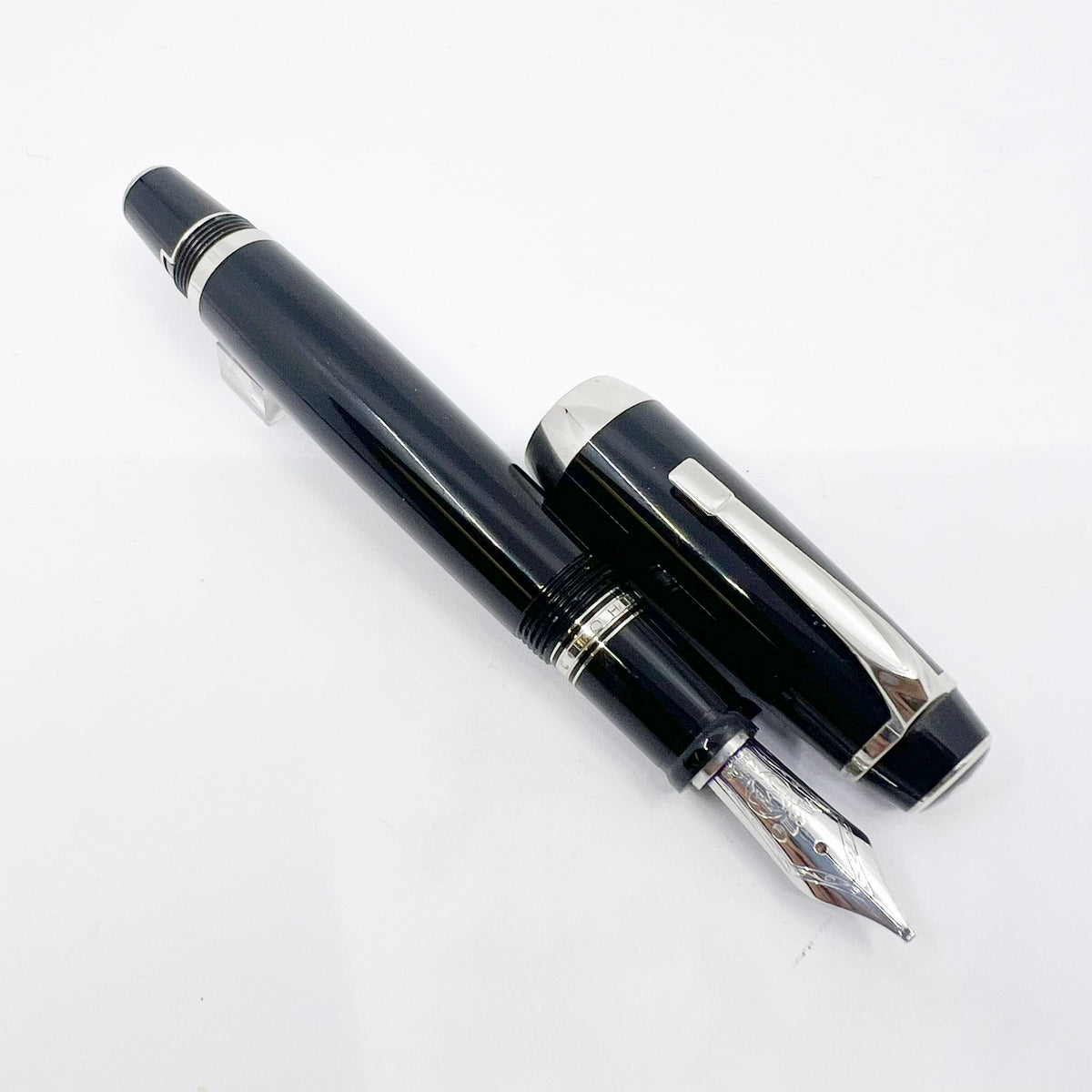Montblanc Extra Large Boheme Retractable Fountain Pen  - Stoneless Model - RARE - Made for a Short Period Circa 2002 - Stub-like Broad 18kt Gold Nib
