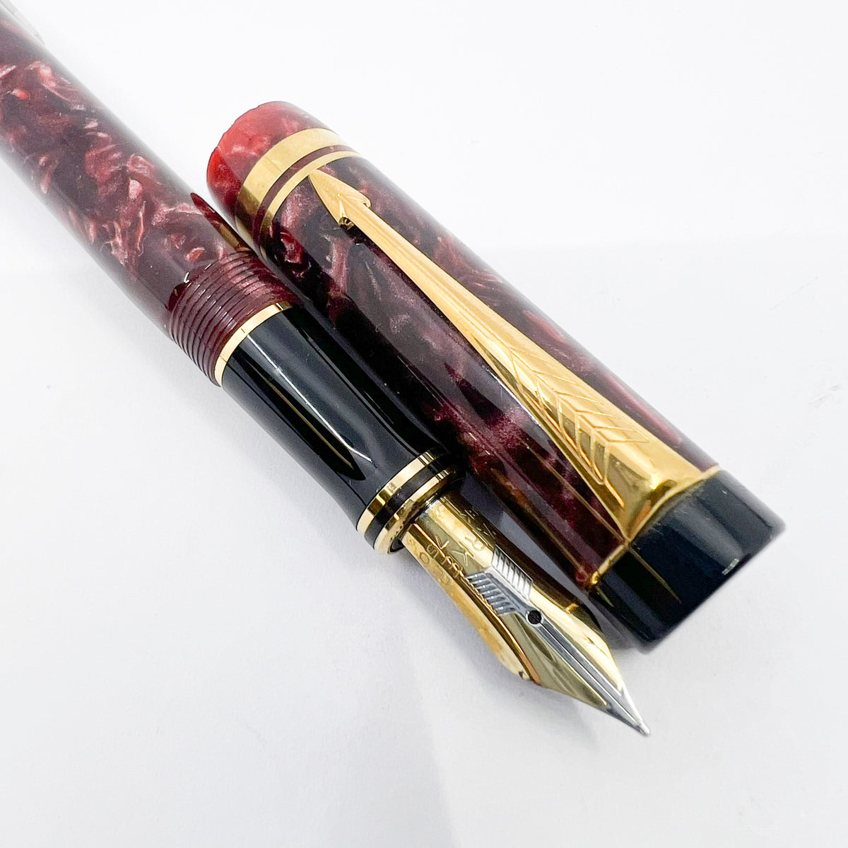 Parker Duofold International Maroon Marble Fountain Pen (Circa 1990) - Medium 18kt Gold Nib