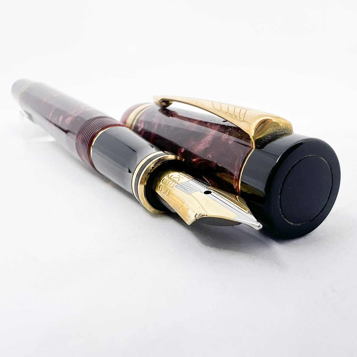 Parker Duofold International Maroon Marble Fountain Pen (Circa 1990) - Medium 18kt Gold Nib