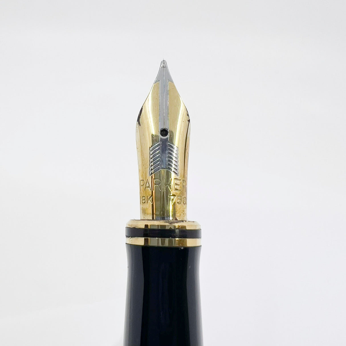 Parker Duofold International Maroon Marble Fountain Pen (Circa 1990) - Medium 18kt Gold Nib