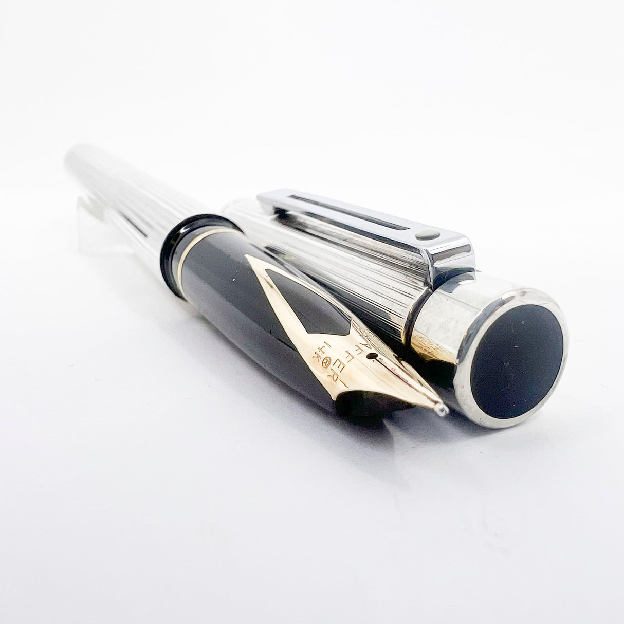 Sheaffer Full-Size Targa Sterling Silver Etched Vertical Stripes Fountain Pen - Medium 14kt Gold Nib
